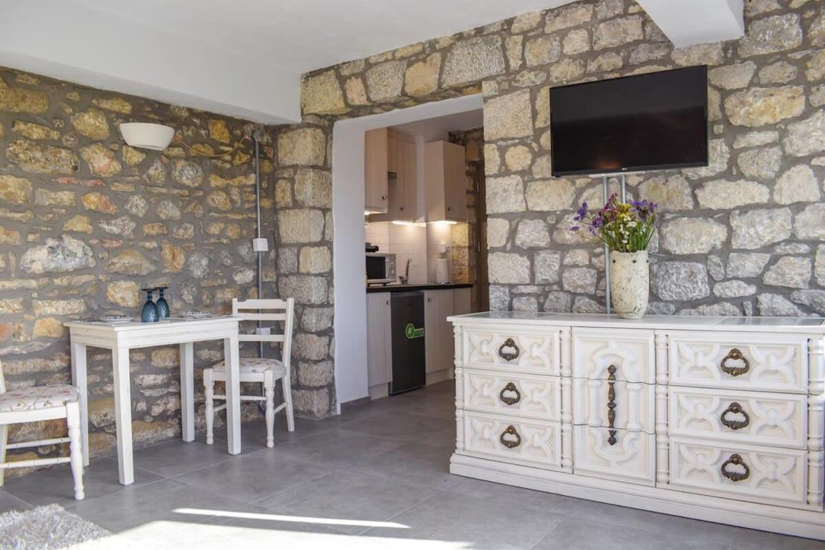 Coastal Stone Hideaway With Stunning Scenery Villa Kitriai Bagian luar foto
